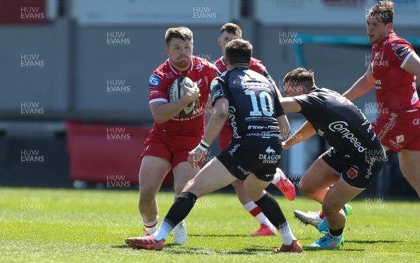 250421 Dragons v Scarlets, Guinness PRO14 Rainbow Cup - Steff Evans of Scarlets takes on Sam Davies of Dragons