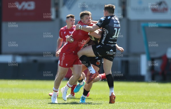 250421 Dragons v Scarlets, Guinness PRO14 Rainbow Cup - Steff Evans of Scarlets takes on Sam Davies of Dragons