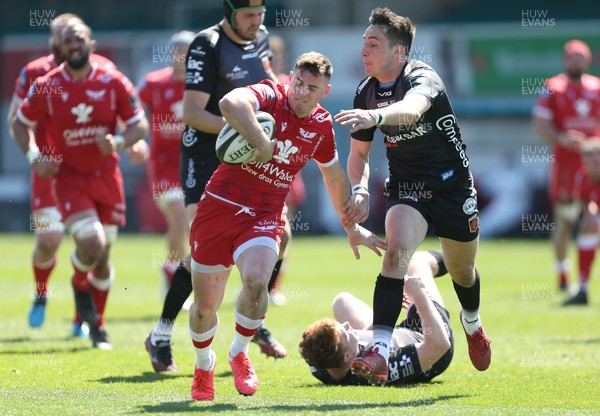250421 Dragons v Scarlets, Guinness PRO14 Rainbow Cup - Dane Blacker of Scarlets beats Sam Davies of Dragons as he races in to score try