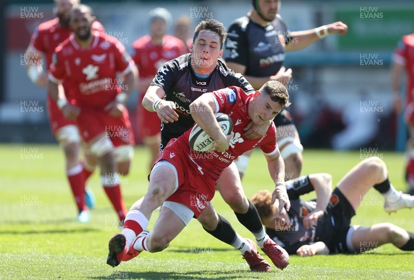 250421 Dragons v Scarlets, Guinness PRO14 Rainbow Cup - Dane Blacker of Scarlets beats Sam Davies of Dragons as he races in to score try