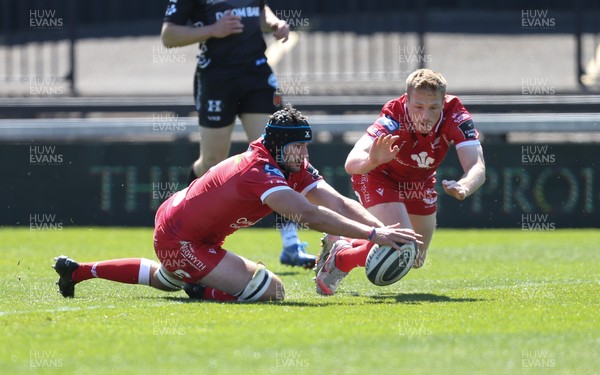 250421 Dragons v Scarlets, Guinness PRO14 Rainbow Cup - Iestyn Rees of Scarlets and Johnny McNicholl of Scarlets dive for the ballot the try is dis-allowed
