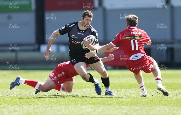 250421 Dragons v Scarlets, Guinness PRO14 Rainbow Cup - Jonah Holmes of Dragons  beats Steff Evans of Scarlets and Johnny McNicholl of Scarlets as he races in to score try
