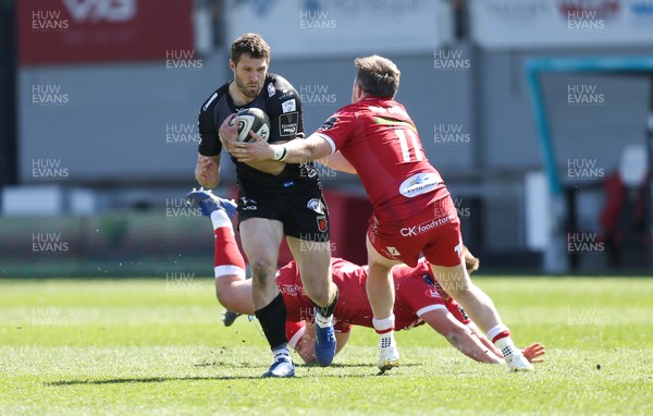 250421 Dragons v Scarlets, Guinness PRO14 Rainbow Cup - Jonah Holmes of Dragons  beats Steff Evans of Scarlets and Johnny McNicholl of Scarlets as he races in to score try