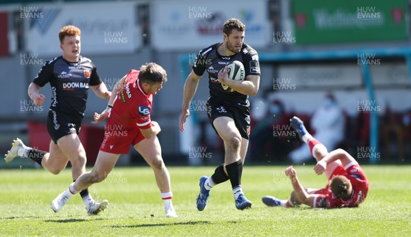 250421 Dragons v Scarlets, Guinness PRO14 Rainbow Cup - Jonah Holmes of Dragons races in to score try