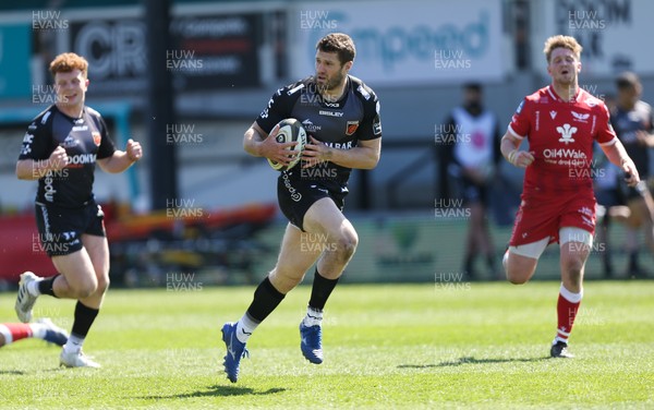 250421 Dragons v Scarlets, Guinness PRO14 Rainbow Cup - Jonah Holmes of Dragons races in to score try