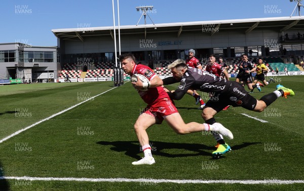 250421 Dragons v Scarlets, Guinness PRO14 Rainbow Cup - Steff Evans of Scarlets beats Jordan Williams of Dragons as he scores try