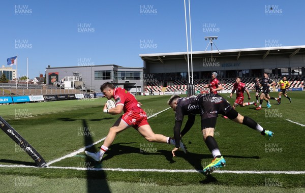250421 Dragons v Scarlets, Guinness PRO14 Rainbow Cup - Steff Evans of Scarlets beats Jordan Williams of Dragons as he scores try