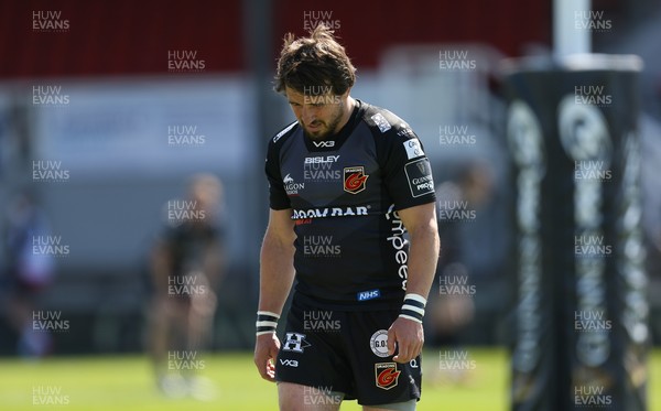 250421 Dragons v Scarlets, Guinness PRO14 Rainbow Cup - Rhodri Williams of Dragons leaves the pitch after picking up injury