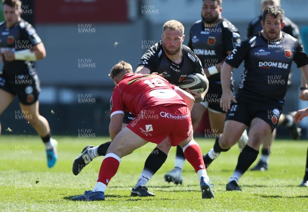 250421 Dragons v Scarlets, Guinness PRO14 Rainbow Cup - Ross Moriarty of Dragons takes on Dafydd Hughes of Scarlets