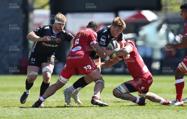 250421 Dragons v Scarlets, Guinness PRO14 Rainbow Cup - Matthew Screech of Dragons is tackled by Uzair Cassiem of Scarlets and Blade Thomson of Scarlets