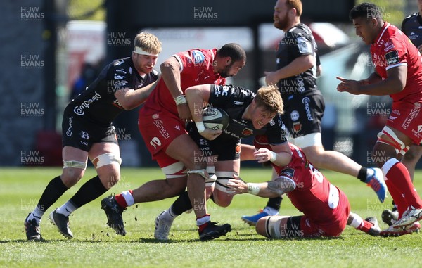 250421 Dragons v Scarlets, Guinness PRO14 Rainbow Cup - Matthew Screech of Dragons is tackled by Uzair Cassiem of Scarlets and Blade Thomson of Scarlets
