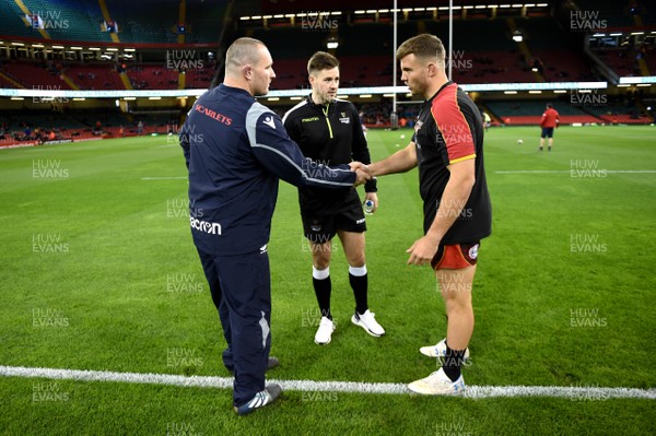 270419 - Dragons v Scarlets - Guinness PRO14 - Judgement Day - Ken Owens of Scarlets and Elliot Dee of Dragons with Referee Ben Whitehouse during the coin toss