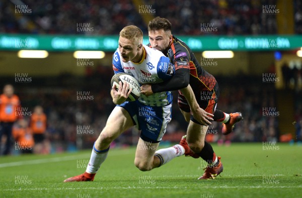 270419 - Dragons v Scarlets - Guinness PRO14 - Judgement Day - Johnny McNicholl of Scarlets beats Jordan Williams of Dragons to score try