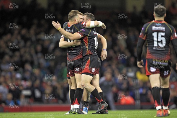 270419 - Dragons v Scarlets, Judgement Day VII, Guinness PRO14 - Dragons players celebrate at the final whistle