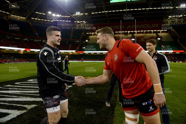 280418 - Dragons v Scarlets - Guinness PRO14 - Scott Williams of Scarlets and Elliot Dee of Dragons during the coin toss