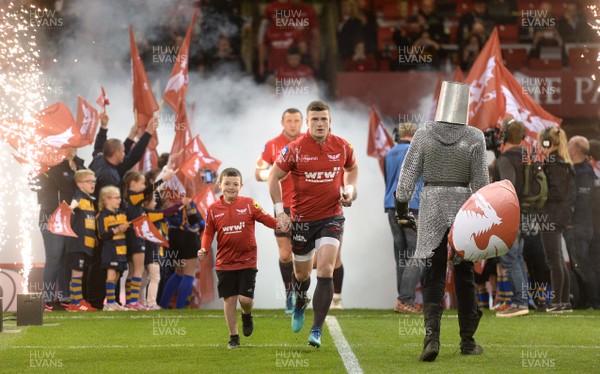 280418 - Dragons v Scarlets - Guinness PRO14 - Scott Williams of Scarlets leads out his side with mascot