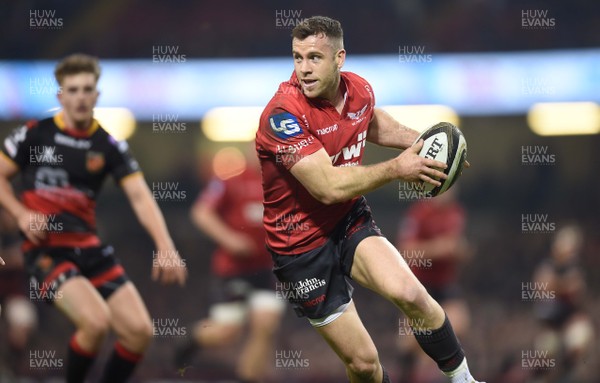 280418 - Dragons v Scarlets - Guinness PRO14 - Gareth Davies of Scarlets looks for space