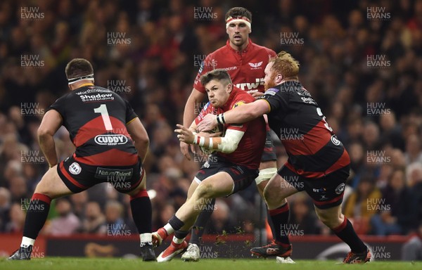 280418 - Dragons v Scarlets - Guinness PRO14 - Steff Evans of Scarlets is tackled by Dan Sulter of Dragons