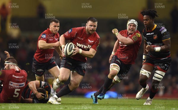 280418 - Dragons v Scarlets - Guinness PRO14 - Rob Evans of Scarlets gets into space