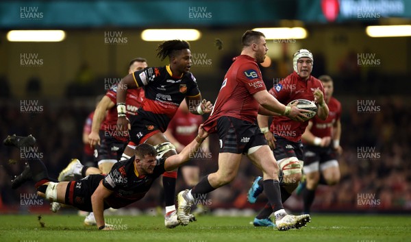 280418 - Dragons v Scarlets - Guinness PRO14 - Rob Evans of Scarlets gets away from Elliot Dee of Dragons