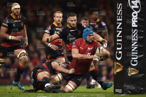 280418 - Dragons v Scarlets - Guinness PRO14 - Tadhg Beirne of Scarlets beats Thomas Davies of Dragons to score try
