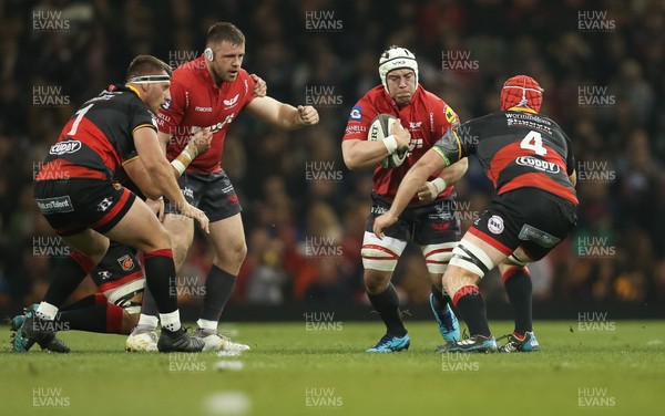 280418 - Dragons v Scarlets, Judgement DAY VI, Guinness PRO14 -  Will Boyde of Scarlets  takes on Joe Davies of Dragons  and Thomas Davies of Dragons