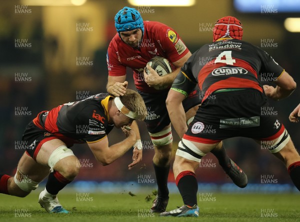 280418 - Dragons v Scarlets, Judgement DAY VI, Guinness PRO14 -  Tadhg Beirne of Scarlets takes on Aaron Wainwright of Dragons and Joe Davies of Dragons