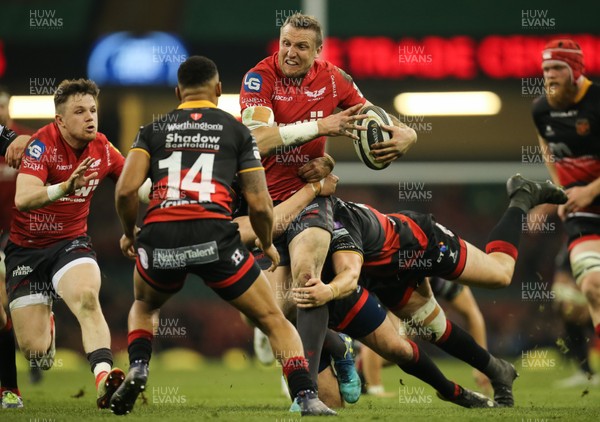 280418 - Dragons v Scarlets, Judgement DAY VI, Guinness PRO14 -  Hadleigh Parkes of Scarlets charges at the Dragons defence