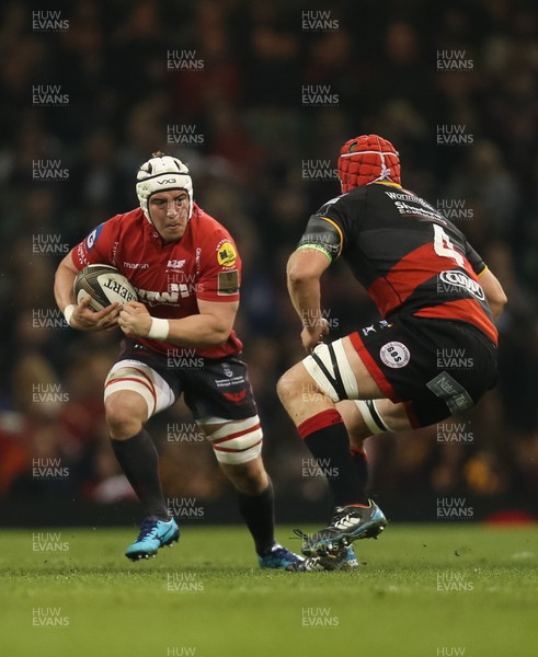 280418 - Dragons v Scarlets, Judgement DAY VI, Guinness PRO14 -  Will Boyde of Scarlets  takes on  Joe Davies of Dragons