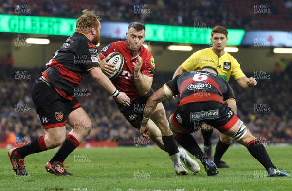 280418 - Dragons v Scarlets, Judgement DAY VI, Guinness PRO14 -  Gareth Davies of Scarlets takes on Dan Suter of Dragons and Harri Keddie of Dragons