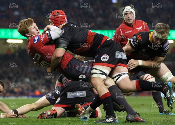 280418 - Dragons v Scarlets, Judgement DAY VI, Guinness PRO14 - Rhys Patchell of Scarlets is tackled by Joe Davies of Dragons