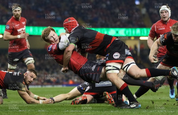 280418 - Dragons v Scarlets, Judgement DAY VI, Guinness PRO14 - Rhys Patchell of Scarlets is tackled by Joe Davies of Dragons
