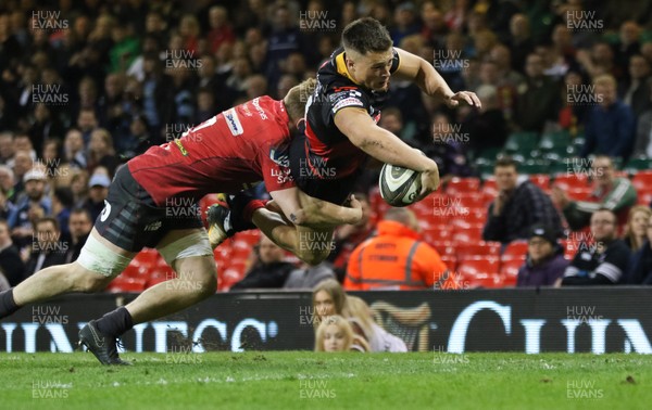 280418 - Dragons v Scarlets, Judgement DAY VI, Guinness PRO14 - Jared Rosser of Dragons dives in to score try