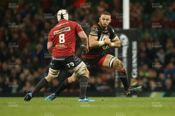 280418 - Dragons v Scarlets, Judgement DAY VI, Guinness PRO14 - Harri Keddie of Dragons takes on Will Boyde of Scarlets