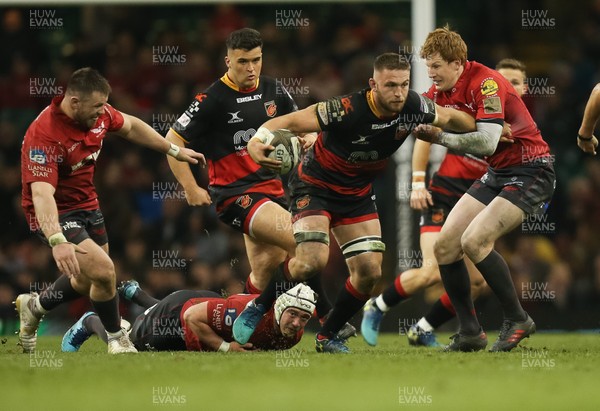 280418 - Dragons v Scarlets, Judgement DAY VI, Guinness PRO14 - Harri Keddie of Dragons gets away from Rhys Patchell of Scarlets