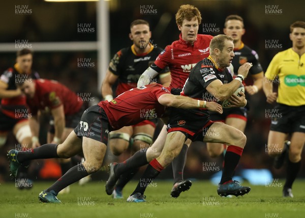 280418 - Dragons v Scarlets, Judgement DAY VI, Guinness PRO14 - Sarel Pretorius of Dragons gets away from Leigh Halfpenny of Scarlets