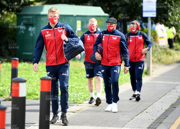290820 - Dragons v Scarlets - Guinness PRO14 - Johnny McNicholl, Dylan Evans, Paul Asquith and Steff Evans of Scarlets arrives