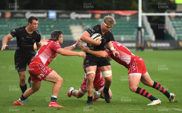 290820 - Dragons v Scarlets - Guinness PRO14 - Aaron Wainwright of Dragons is tackled by Steff Evans, Dane Blacker and Ryan Elias of Scarlets