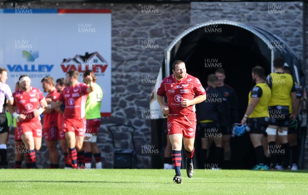 290820 - Dragons v Scarlets - Guinness PRO14 - Ken Owens of Scarlets leads out his side