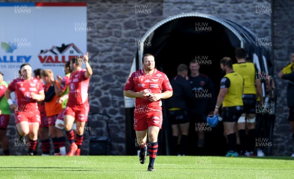 290820 - Dragons v Scarlets - Guinness PRO14 - Ken Owens of Scarlets leads out his side