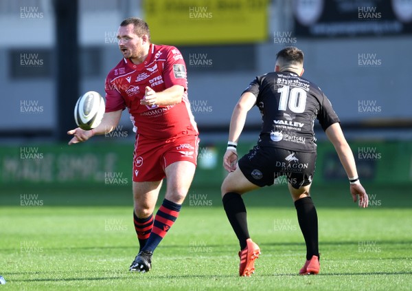 290820 - Dragons v Scarlets - Guinness PRO14 - Ken Owens of Scarlets gets the ball away