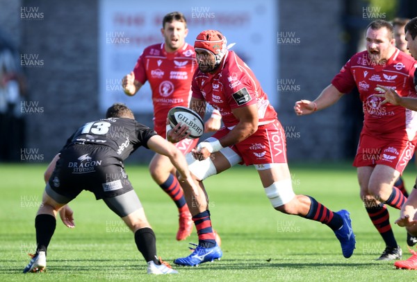 290820 - Dragons v Scarlets - Guinness PRO14 - Sione Kalamafoni of Scarlets takes on Adam Warren of Dragons
