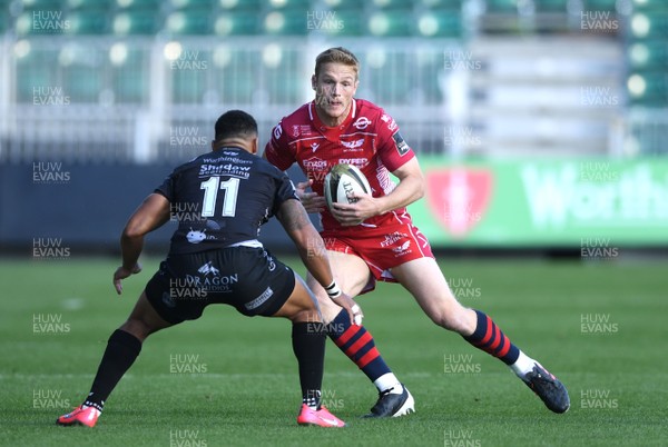 290820 - Dragons v Scarlets - Guinness PRO14 - Johnny McNicholl of Scarlets takes on Ashton Hewitt of Dragons
