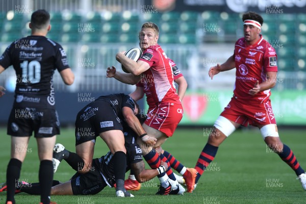290820 - Dragons v Scarlets - Guinness PRO14 - Johnny McNicholl of Scarlets takes on Elliot Dee of Dragons