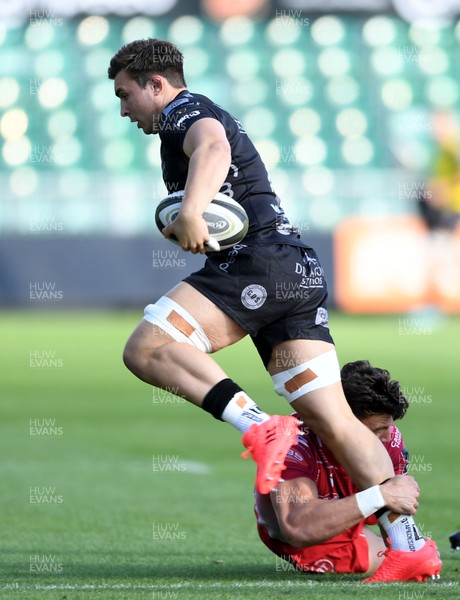 290820 - Dragons v Scarlets - Guinness PRO14 - Taine Basham of Dragons is tackled by Johnny Williams of Scarlets