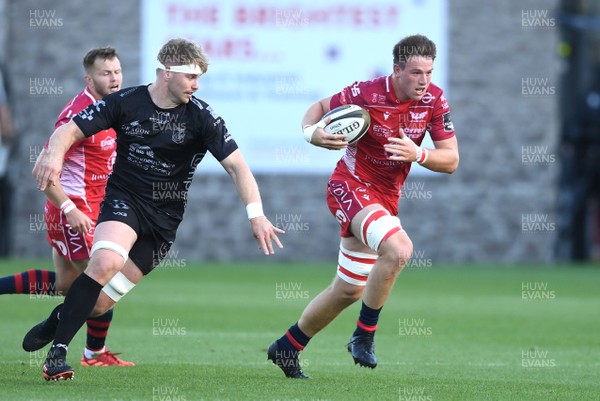 290820 - Dragons v Scarlets - Guinness PRO14 - Ed Kennedy of Scarlets gets past Aaron Wainwright of Dragons
