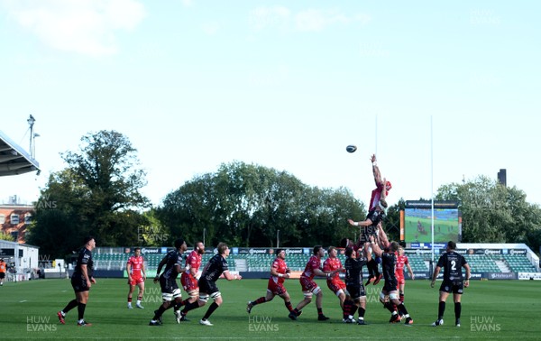 290820 - Dragons v Scarlets - Guinness PRO14 - A general view of a line out at Rodney Parade