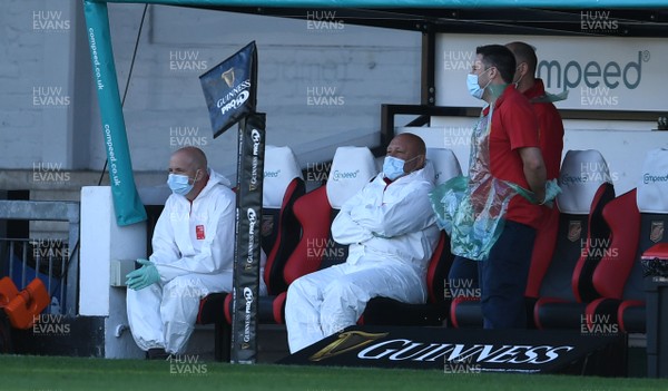 290820 - Dragons v Scarlets - Guinness PRO14 - Medical staff look on from the touchline