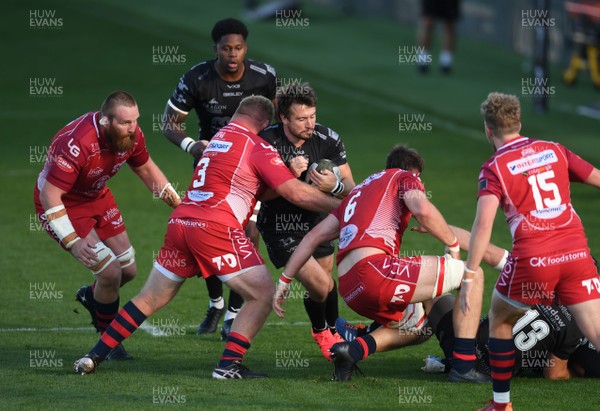 290820 - Dragons v Scarlets - Guinness PRO14 - Rhodri Williams of Dragons is tackled by Samson Lee of Scarlets