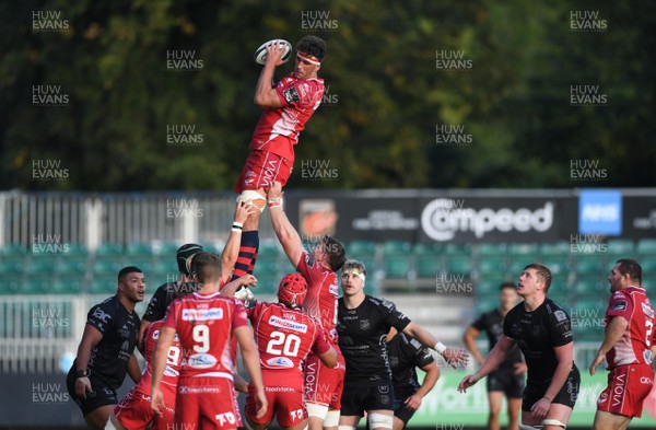 290820 - Dragons v Scarlets - Guinness PRO14 - Lewis Rawlins of Scarlets wins line out ball